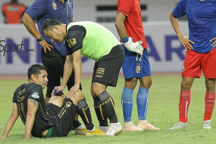 Gelandang Sriwijaya FC, Esteban Vizcarra meratapi kekalahan dari Persija Jakarta di Stadion Wibawa Mukti, Cikarang,  Sabtu (24/11/2018).