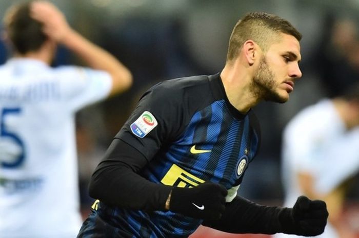 Penyerang Inter Milan, Mauro Icardi, merayakan gol yang dia cetak ke gawang Chievo dalam laga Serie A di Stadion Giuseppe Meazza, Milan, Italia, 14 Januari 2017.