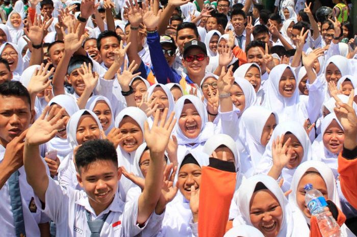 Anak-anak sekolah memeriahkan kegiatan pawai obor Asian Para Games 2018 di Pangkalpinang, Kepulauan Bangka Belitung, Rabu (26/9/2018).