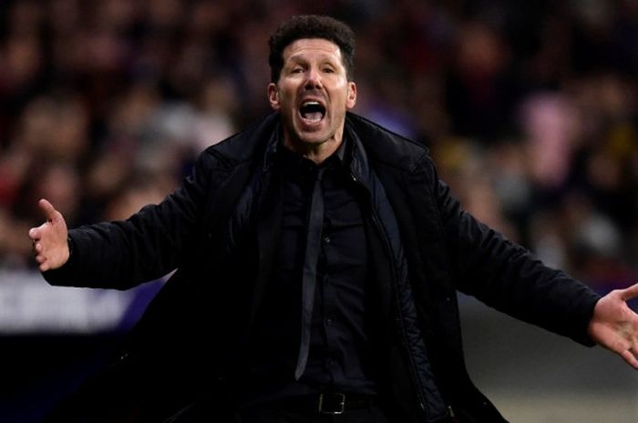 Reaksi pelatih Atletico Madrid, Diego Simeone, dalam laga Liga Spanyol kontra Real Sociedad di Stadion Wanda Metropolitano, Madrid, pada 2 Desember 2017.