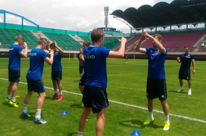 Pelatih fisik timnas Islandia, Sebastian Boxleitner (kanan) saat memimpin pemanasan anak asuhnya di Stadion Maguwoharjo, Sleman, Rabu (10/1/2018) siang.