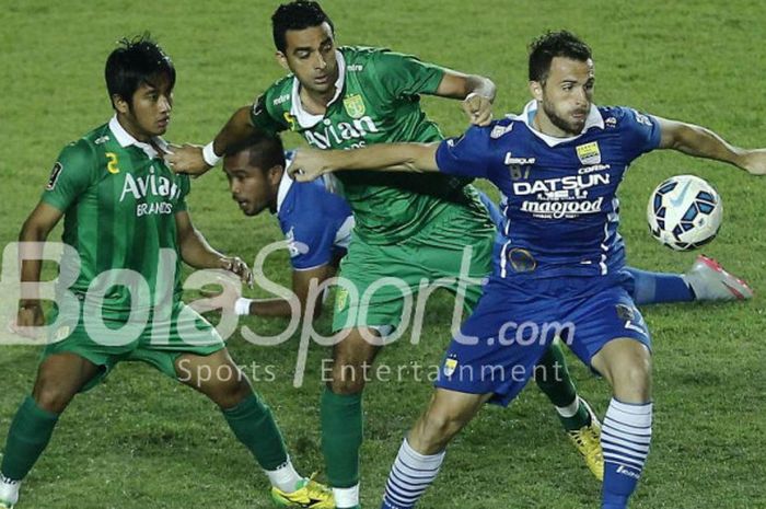 Striker Persib, Ilija Spasojevic, mengontrol bola pada laga Piala Presiden 2015 kontra Persebaya, 6 September 2015.