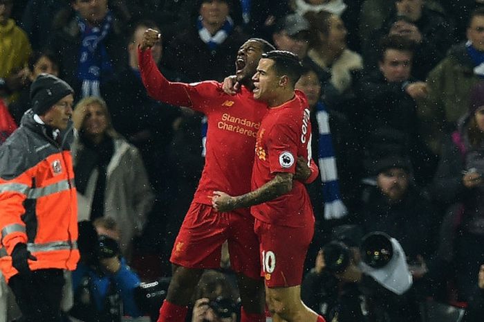 Gelandang Liverpool FC, Georginio Wijnaldum (kiri), merayakan golnya bersama Philippe Coutinho dalam laga Liga Inggris kontra Chelsea di Stadion Anfield, Liverpool, pada 31 Januari 2017.