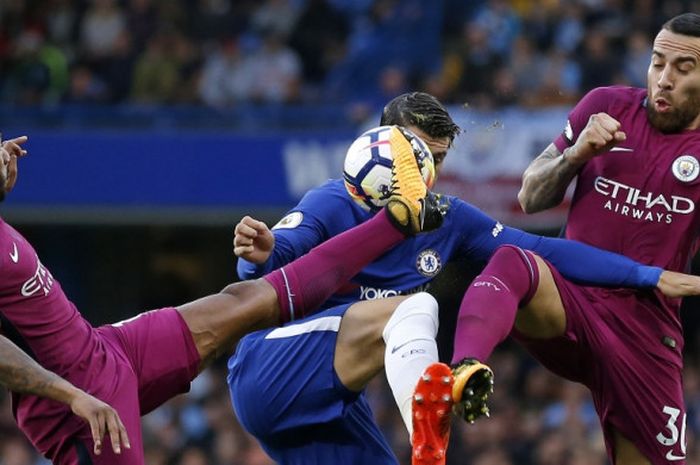 Striker Chelsea, Alvaro Morata (tengah), dikepung oleh pemain Manchester City, Fabian Delph (kiri) dan Nicolas Otamendi, dalam laga Liga Inggris di Stadion Stamford Bridge, London, pada 30 September 2017.