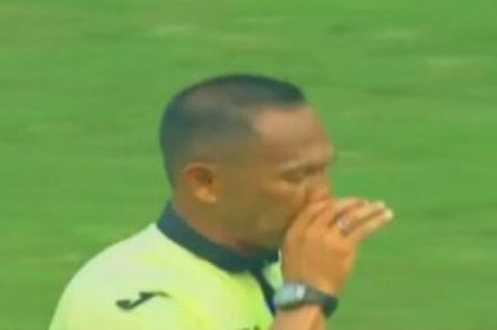 Wasit Dodi Setia Purnama saat memimpin laga Persija Jakarta versus Persegres Gresik.