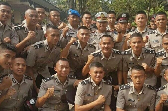 Para pemain tim senior dan U-21 Bhayangkara FC seusai dilantik jadi anggota Polri di Sekolah Polisi Negara (SPN) Mojokerto, Jawa Timur, Selasa (7/3/2017).