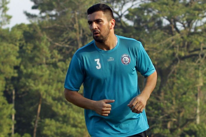 Ahmet Ayetew (Arema FC) sedang berlatih sendiri di markas Arema FC.