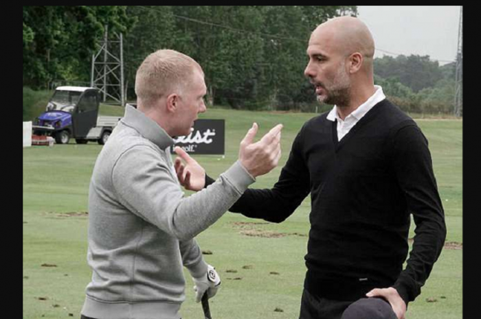 Pep Guardiola bersama Paul Scholes saat bermain golf menjelang ajang BMW PGA Pro-AM di Inggris.