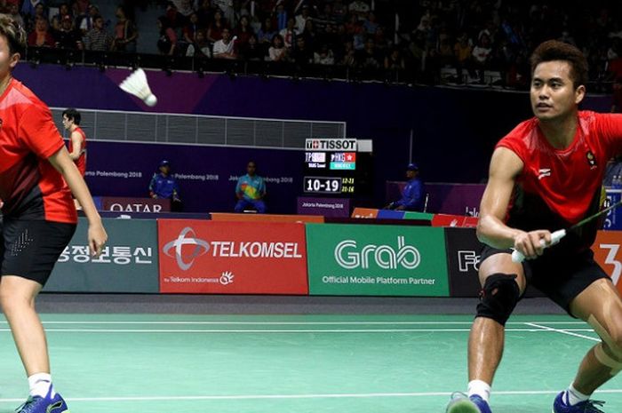 Pasangan ganda campuran Indonesia, Tontowi Ahmad/Liliyana natsir, mengembalikan kok ke arah Lee Chun Hei Reginald/Chau Hoi Wah (Hong Kong). Tontowi/Liliyana menang dengan skor 21-15, 17-21, 21-16, di Istora Senayan, Jakarta, Sabtu (25/8/2018).