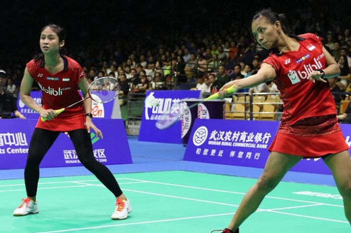 Pasangan ganda putri Indonesia, Della Destiara Haris/Rizki Amelia Pradipta, mengembalikan kok ke arah Yuki Fukushima/Sayaka Hirota (Jepang). Della/Rizki kalah 29-27, 17-21, 11-21 pada laga semifinal yang berlangsung di Wuhan Sports Center, Wuhan, China, Sabtu (28/4/2018).