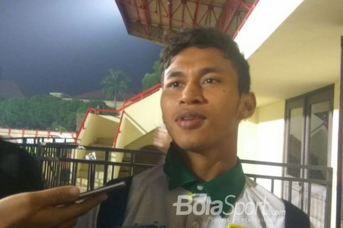 Pemain Persebaya Surabaya, Osvaldo Haay, menjawab pertanyaan wartawan di Stadion PTIK, Rabu (11/7/2018).