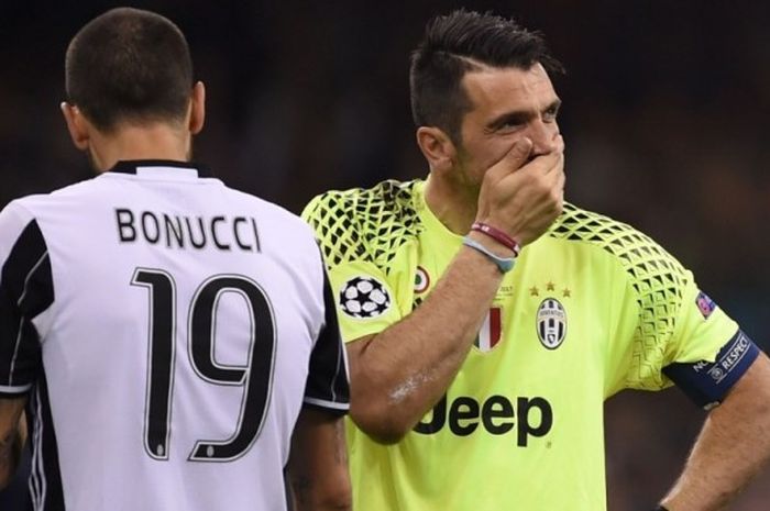 Reaksi pemain Juventus, Gianluigi Buffon (kanan) dan Leonardo Bonucci, setelah tim mereka dikalahkan Real Madrid dalam partai final Liga Champions di Stadion Millennium, Cardiff, 3 Juni 2017.