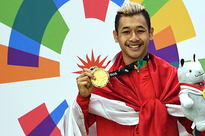 Pesilat Indonesia peraih medali emas Hanifah Yudani Kusumah berpose usai upacara penyerahan medali Kelas C Putra Asian Games 2018 di Padepokan Pencak Silat Taman Mini Indonesia Indah (TMII), Jakarta, Rabu (29/8/2018).