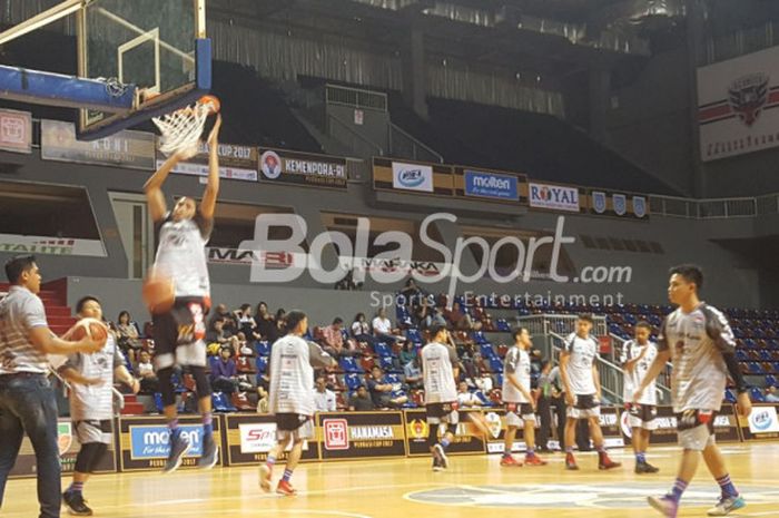 Para Pemain Stapac Jakarta sedang pemanasan jelang laga menghadapi Bima Perkasa Jogja di Perbasi Cup 2017, Selasa (7/11/2017).