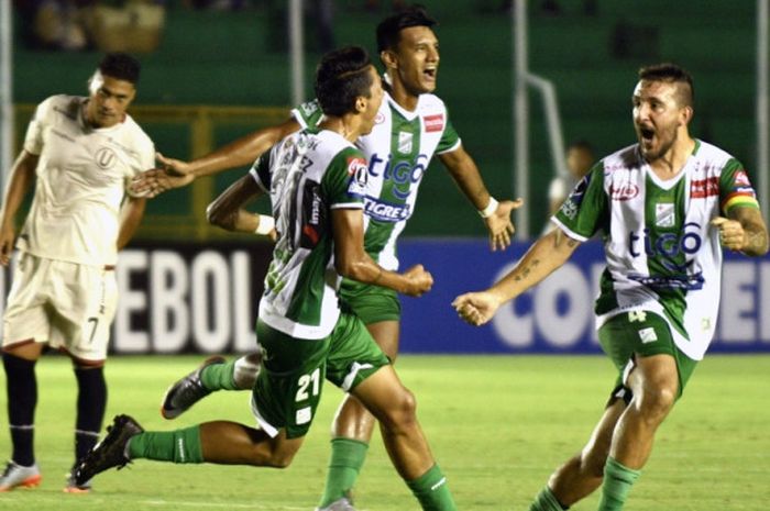 Ronaldo Sanchez (tengah) merayakan gol Oriente Petrolero ke gawang Universitario dalam partai Copa Libertadores di Santa Cruz, 22 Januari 2018.