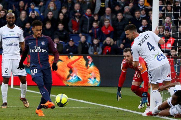 Bintang Paris Saint-Germain, Neymar, mencetak gol ke gawang Strasbourg dalam laga Liga Prancis di Stadion Parc des Princes, Paris, pada 17 Februari 2018.