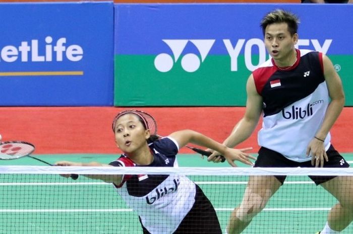  Pasangan ganda campuran Indonesia, Riky Widianto/Richi Puspita Dili, mengembalikan kok dari pasangan Thailand, Bodin Issara/Savitree Amitrapai, pada babak semifinal India Terbuka di New Delhi, Sabtu (2/4/2016). 