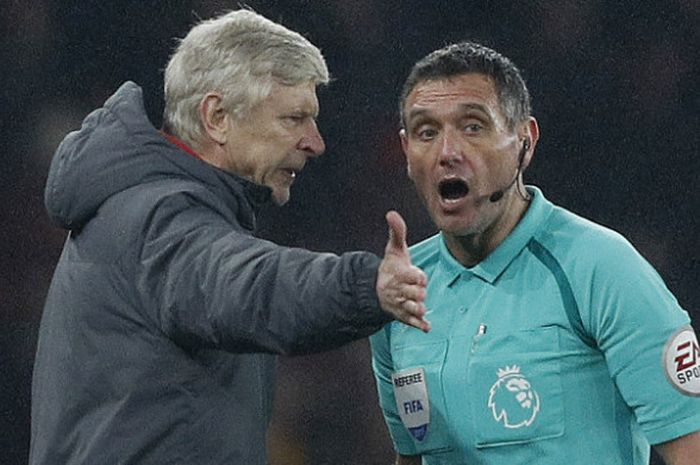 Manajer Arsenal, Arsene Wenger, melakukan protes kepada wasit dalam laga kontra Manchester United di Emirates Stadium, Sabtu (2/12/2017)