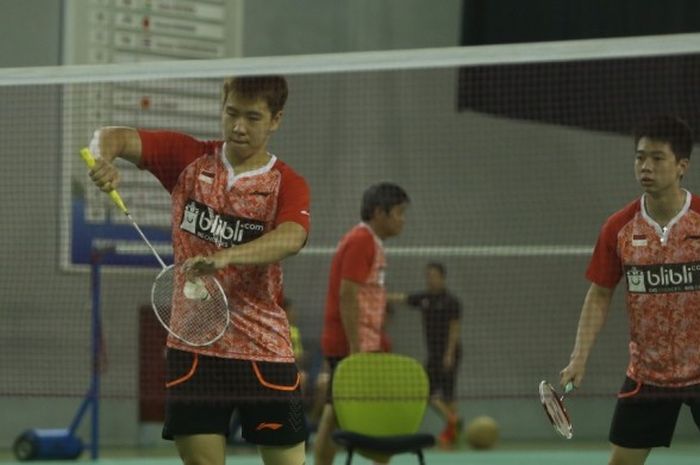 Pasangan ganda putra nasional, Marcus Fernaldi Gideon/Kevin Sanjaya Sukamuljo, saat menjalani laga simulasi Piala Sudirman yang digelar PP PBSI di Hall Pelatnas, Cipayung, Jakarta Timur, Sabtu (13/5/2017). Marcus/Kevin menang atas pasangan Angga Pratama/Mohammad Ahsan dengan skor 19-21, 21-17, 21-10.