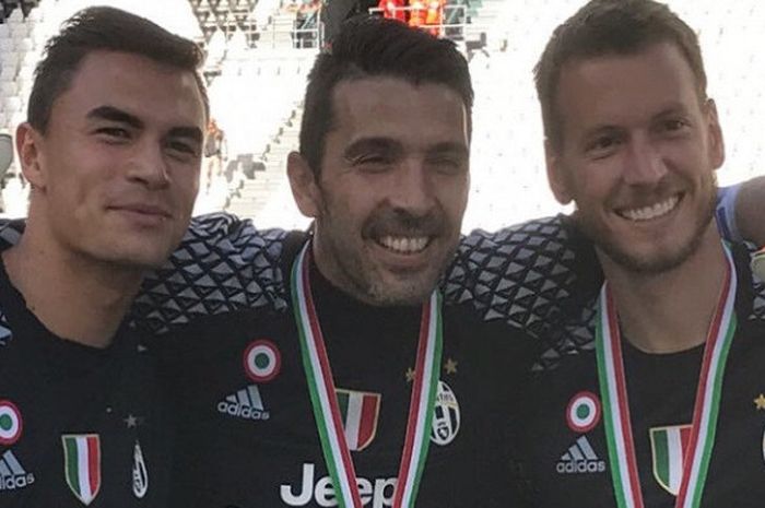 Emil Audero (kiri) dengan Buffon (tengah).