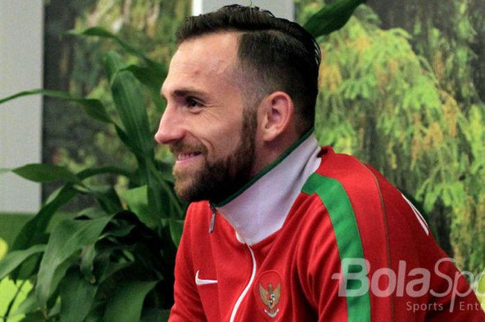 Pemain Bhayangkara FC, IIija Spasojevic, berbaju timnas Indonesia.