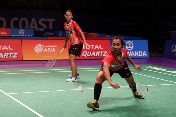 Pasangan ganda putri Indonesia, Della Destiara Haris/Rosyita Eka Putri Sari, mengembalikan kok ke arah  Ashiwini Ponnappa/Reddy N Sikki pada laga penyisihan grup 1D di Carrara Indoor Sports Stadium, Gold Coast, Australia, Selasa (23/5/2017).