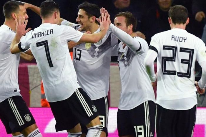 Pemain timnas Jerman merayakan gol penyelamat Lars Stindl (13) dalam laga uji coba kontra Prancis di Rhein Energie, Koeln, 14 November  2017.