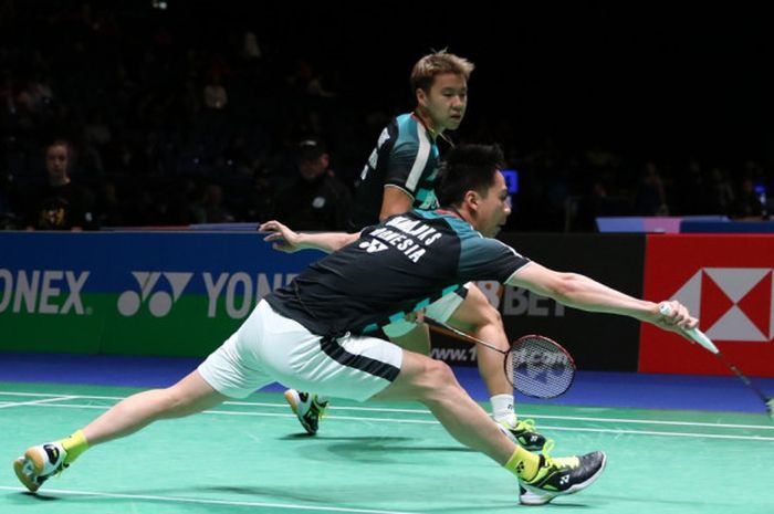 Pasangan ganda putra nasional Indonesia, Marcus Fernaldi Gideon (kiri)/Kevin Sanjaya Sukamuljo,  mengembalikan shuttlecock dari lawan mereka, Angga Pratama/Rian Agung Saputro (Indonesia), pada laga babak kesatu turnamen All England Open 2018 yang berlangsung di Arena Birmingham, Birmingham, Inggris, Rabu (14/3/2018).