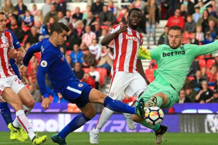 Penyerang Chelsea Alvaro Morata menendang bola ke arah gawang Stoke City yang dijaga Jack Butland dalam laga Liga INggris di Bet365 Stadium, 23 September 2017.