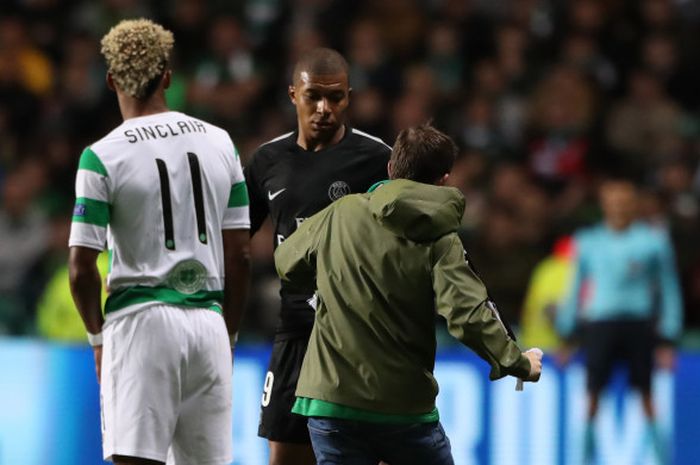 Seorang fan Celtic masuk lapangan dan mencoba menendang Kylian Mbappe saat pertandingan Celtic vs Paris Saint-Germain pada Rabu (13/9/2017) dini hari WIB.