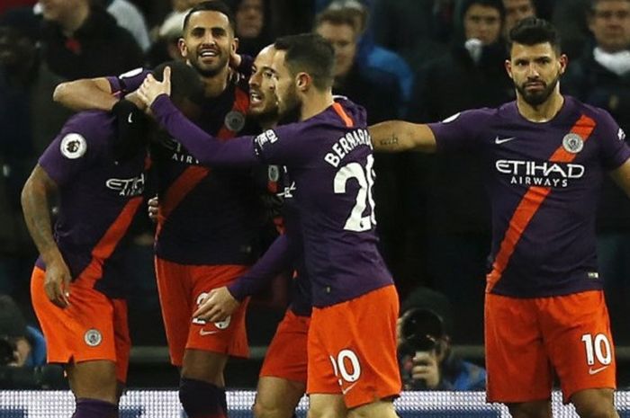 Winger Manchester City, Riyad Mahrez (kedua dari kiri), merayakan gol yang ia cetak ke gawang Tottenham Hotspur bersama rekan setimnya dalam laga Liga Inggris pekan kesepuluh pada Selasa (30/10/2018).