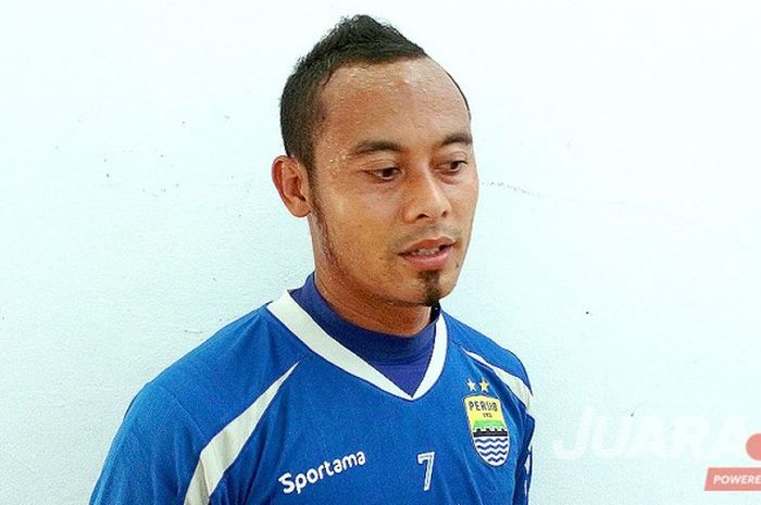 Kapten Persib Bandung, Atep memberikan keterangan ke media seusai uji lapangan untuk laga kontra tuan rumah Persegres Gresik United di Stadion Tri Dharma, Gresik, pada Selasa (2/5/2017) sore.