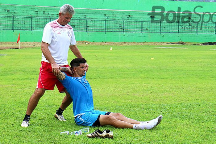  Bek Arema FC, Arthur Cunha, berlatih didampingi pelatih fisik Arema FC, Dusan Momcilovic, di Stadion Gajayana Malang, Jawa Timur, Sabtu (30/12/2017) pagi. 