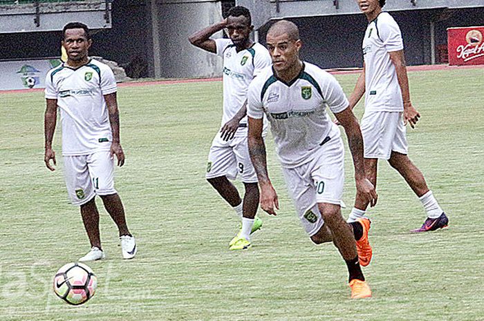  Penyerang Persebaya, David da Silva saat mengikuti sesi latihan di Stadion Gelora Bung Tomo, Surabaya. 