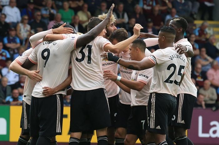 Para pemain Manchester United merayakan gol yang dicetak Romelu Lukaku dalam laga Liga Inggris kontra Burnley di Stadion Turf Moor, Burnley pada 2 September 2018.