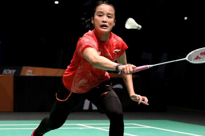 Pebulu tangkis tunggal putri Indonesia, Hanna Ramadini, saat menjalani pertandingan melawan Goh Jin Wei pada babak semifinal nomor beregu putri SEA Games Kuala Lumpur 2017 di Axiata Arena, Bukit Jalil, Kuala Lumpur, Malaysia, Rabu (23/8/2017). Hanna kalah 16-21, 13-21.