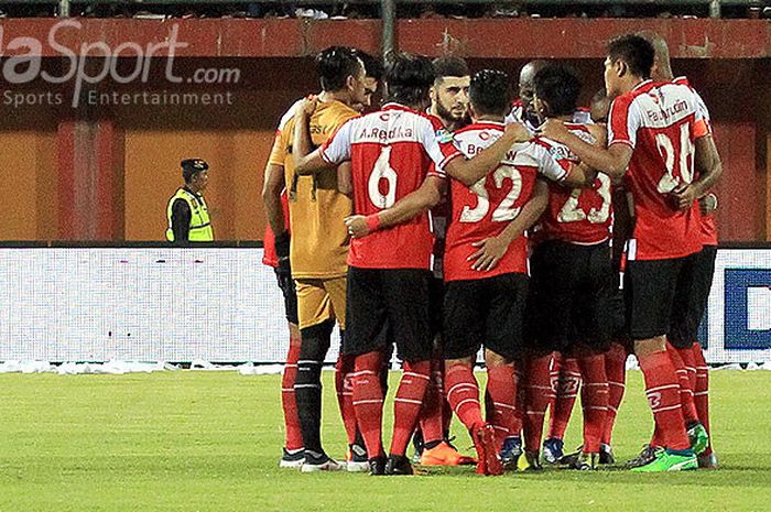       Pemain Madura United bersiap memulai laga melawan Persebaya Surabaya pada pekan ke-10 Liga 1 2018 di Stadion Gelora Ratu Pamellingan Pamekasan, Jawa Timur, Jumat (25/05/2018) malam.         