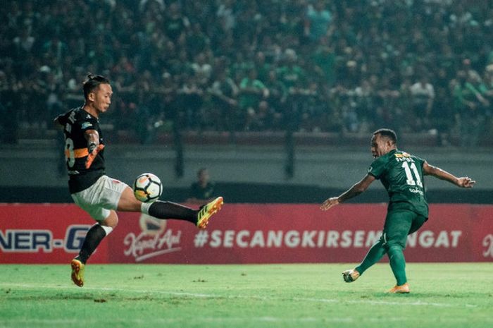 Yohanes Ferinando Pahabol saat membobol gawang PSM Makassar yang dikawal Rivky Deython Mokodompit pada Sabtu (10/11/2018).