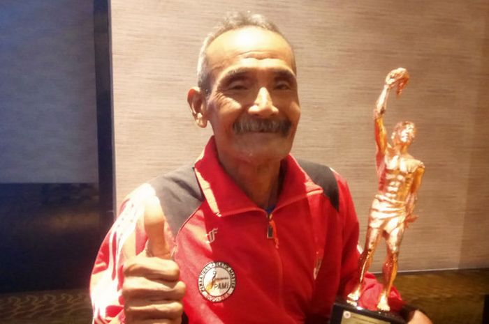 Pelari veteran berusia 82 tahun, Darmiyanto, mendapatkan penghargaan sebagai atlet inspiratif dari Komite Olahraga Nasional Indonesia (KONI) pada acara yang digelar di Hotel Bidakara, Jakarta, Senin (30/10/2017).