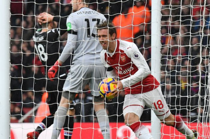 Bek Arsenal, Nacho Monreal, melakukan selebrasi seusai menjebol gawang Crystal Palace dalam pertandingan di Emirates Stadium, Sabtu (20/1/2018)