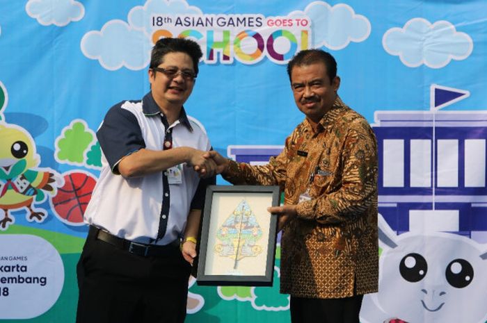 Kepala Deputi 2 Inasgoc (bidang promosi), Francis Wanandi (kiri), bersalaman dengan perwakilan sekolah dalam acara Asian Games 2018 Goes to School, Kamis (3/5/2018).