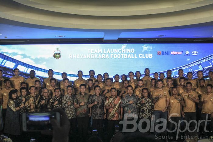 Pose bersama petinggi, manajemen, pemain, pelatih, serta ofisial tim Bhayangkara FC saat launching untuk musim 2018 di Hotel Borobudur, Jakarta Pusat, Jumat (23/2/2018).