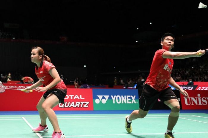 Pasangan ganda campuran Indonesia, Praveen Jordan/Melati Daeva Oktavianti, mengembalikan kok ke arah Chris Adcock/Gabrielle Adcock (Inggris) pada babak kedua Japan Open 2018 di di Musashino Forest Sport Plaza, Rabu (13/9/2018).