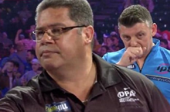 Atlet darts, Justin Pipe (kanan), batuk saat lawannya Bernie Smith (kiri) melakukan lemparan pada kejuaraan PDC World Darts Championship 2018 yang berlangsung di Alexandra Palace, London.