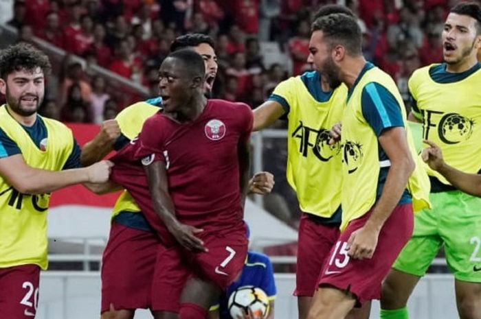 Pemain timnas U-19 Qatar, Abdulrasheed Umaru melakukan selebrasi seusai mencetak gol ke gawang timnas U-19 Indonesia dalam laga kedua fase Grup A Piala Asia U-19 2018 di Stadion Gelora Bung Kanro, Jakarta, Minggu (21/10/2018).