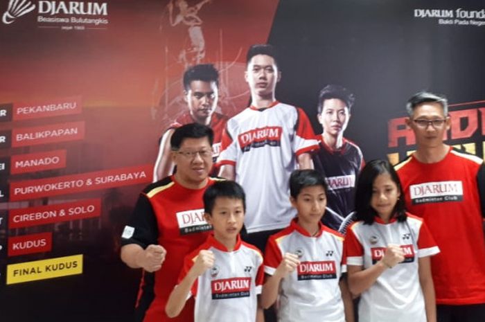 Yoppy Rosimin (kiri), melihat kualitas peserta audisi Umum Djarum Beasiswa Bulu Tangkis 2018 di Kudus memiliki skill di atas rata-rata kota lain.