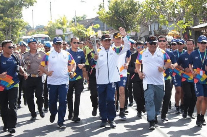 Chef de Mission Indonesia untuk Asian Games 2018 Syafruddin jadi salah satu pembawa obor estafet kirab obor Asian Games 2018 di desa ekowisata Subak Sembung, Bali, Selasa (24/7/2018).