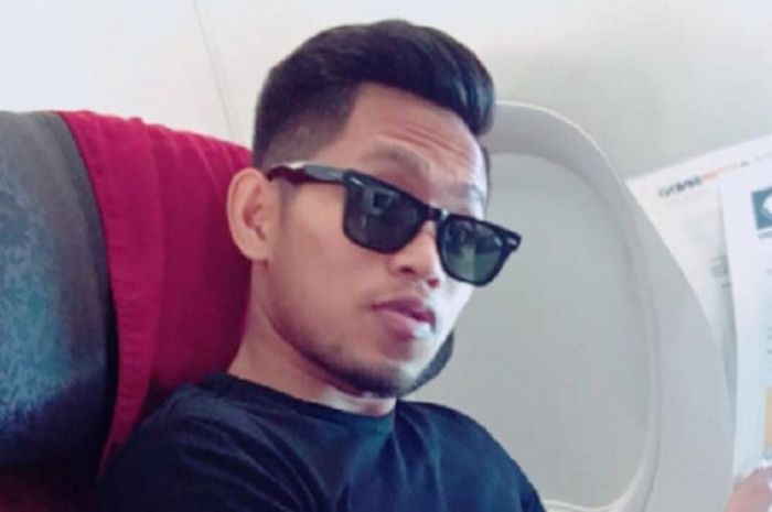 Andi Vermansah saat berada di dalam pesawat.