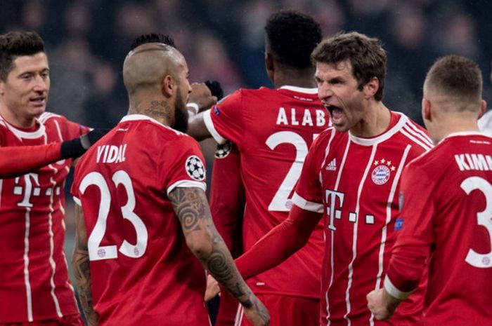 Pemain Bayern Muenchen, Thomas Mueller (kedua dari kanan), merayakan gol yang dia cetak ke gawang Besiktas dalam laga leg pertama babak 16 besar Liga Champions di Stadion Allianz Arena, Muenchen, Jerman, pada 20 Februari 2018.