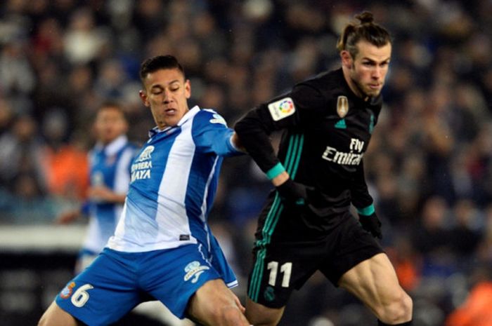 Winger Real Madrid, Gareth Bale (kanan), berduel dengan penyerang Espanyol, Oscar Duarte, dalam laga Liga Spanyol di Stadion RCDE, Barcelona, pada 27 Februari 2018.